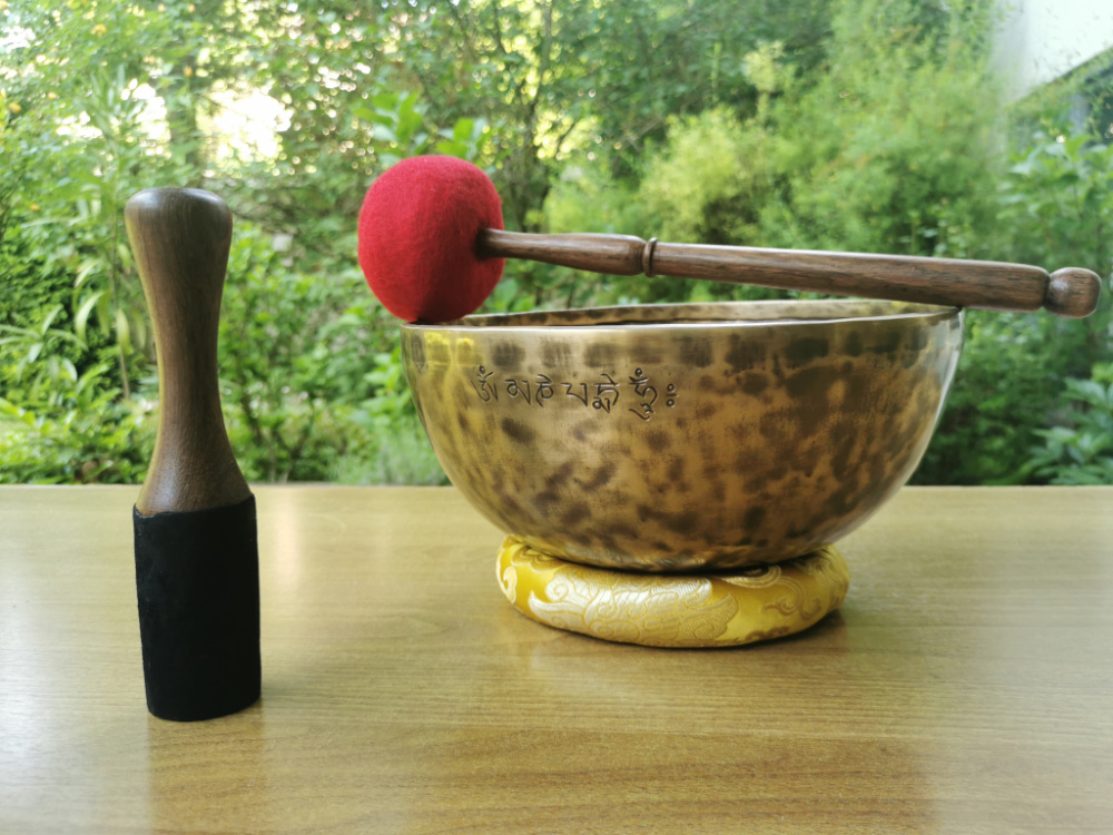 Preview: Klangschale ~ Moon ~ Groß | ca. 2Kg / ca. 25cm / geschmiedet / Kissenfarbe wählbar